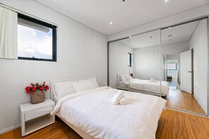 2 bedrooms, WiFi, bed sheets - harbour bridge view free parking 2 Bds  in Burwood (Burwood)