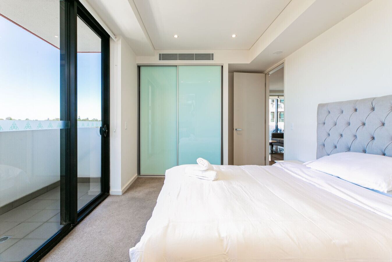 Bureau, fer et planche à repasser, Wi-Fi