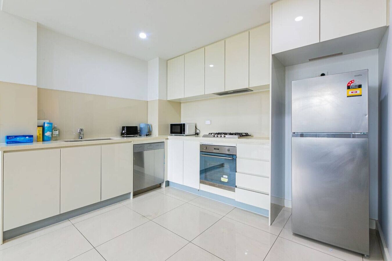 Frigorifero, microonde, forno, piano cottura