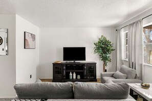 Smart TV, fireplace - Charming 2 bedroom retreat at the end of the street equipped for any length stay (Las Cruces)