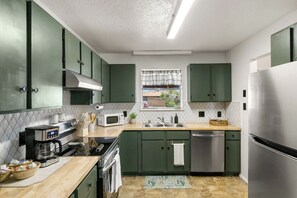 Frigorifero, microonde, forno, piano cottura