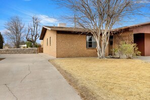 Exterior - Charming 2 bedroom retreat at the end of the street equipped for any length stay (Las Cruces)