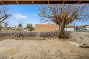 Property grounds - Charming 2 bedroom retreat at the end of the street equipped for any length stay (Las Cruces)