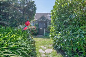 Exterior - 1 Caerau Isaf, Holiday Cottage Aberfelin Bay, Sleeps 4, 2 bedrooms,  bathrooms (Haverfordwest)