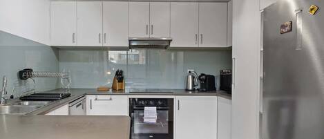 Jääkaappi, mikroaaltouuni, uuni, liesi