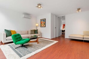 TV - Spacious 3-Bed Townhouse with Courtyard (Maribyrnong)