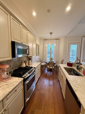Private kitchen - Charming 3-bedroom house in beautiful Oxford, MS.1 mi from square. 2 from campus (Oxford)