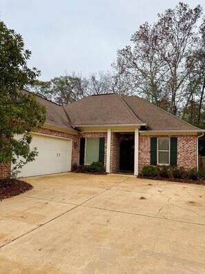 Exterior - Charming 3-bedroom house in beautiful Oxford, MS.1 mi from square. 2 from campus (Oxford)