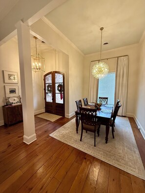 Dining - Charming 3-bedroom house in beautiful Oxford, MS.1 mi from square. 2 from campus (Oxford)