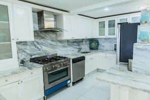 Private kitchen - Oceanfront 3BR 4BTH Villa - Pool - Gym - Sea Views (Cancún)