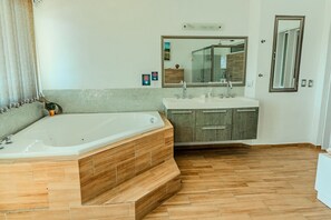 Hair dryer, towels, soap, toilet paper - Oceanfront 3BR 4BTH Villa - Pool - Gym - Sea Views (Cancún)