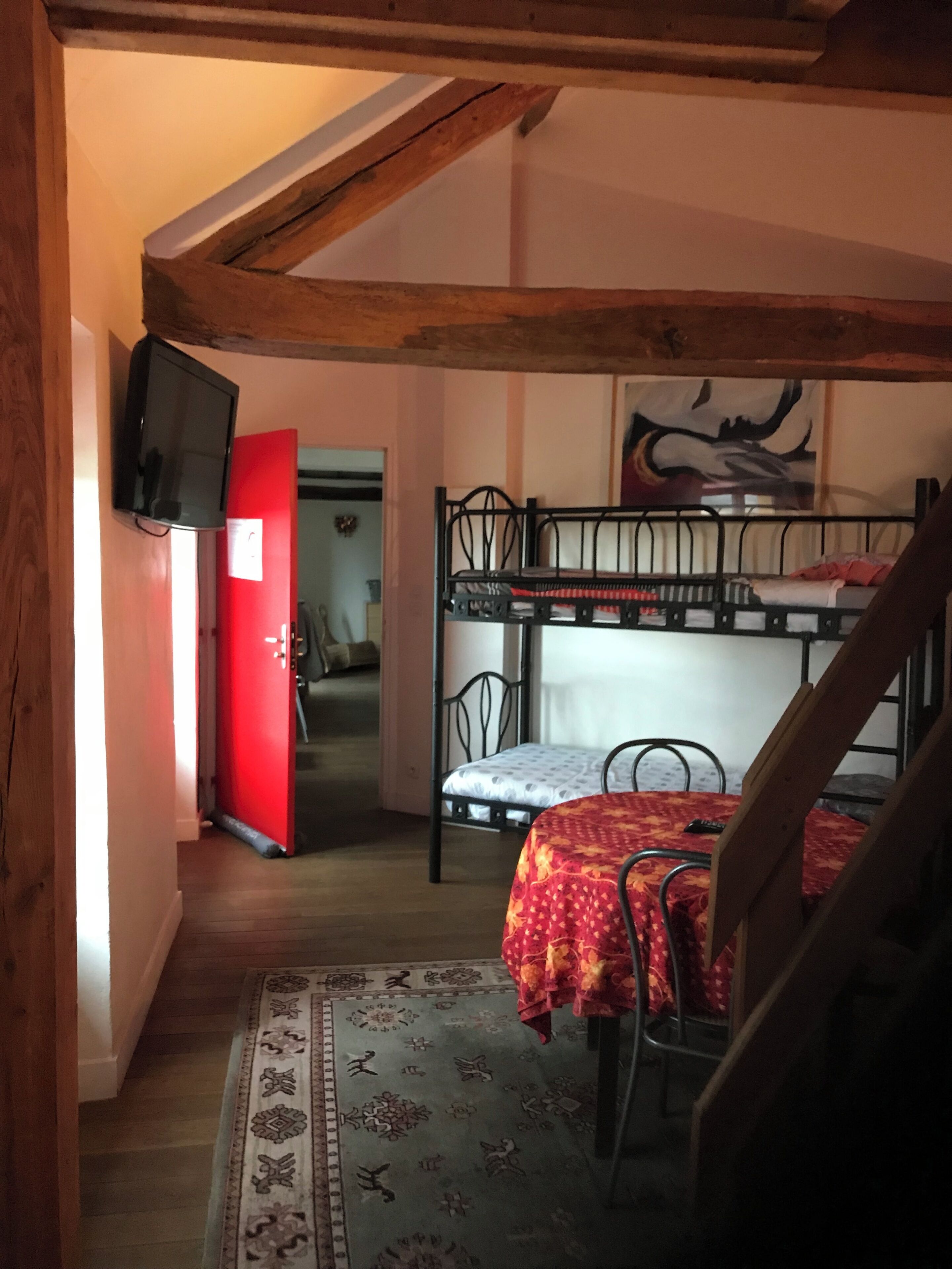 Iron/ironing board, bed sheets