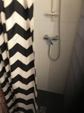 Shower, hair dryer, towels, soap - DUPLEX VALLÉE DE CHEVREUSE (Saint-Lambert)