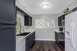 Private kitchen - Family & Pet Friendly Beach Getaway (Clearwater)