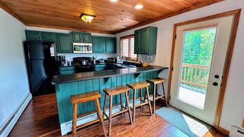 Een koelkast, een magnetron, een oven, een kookplaat