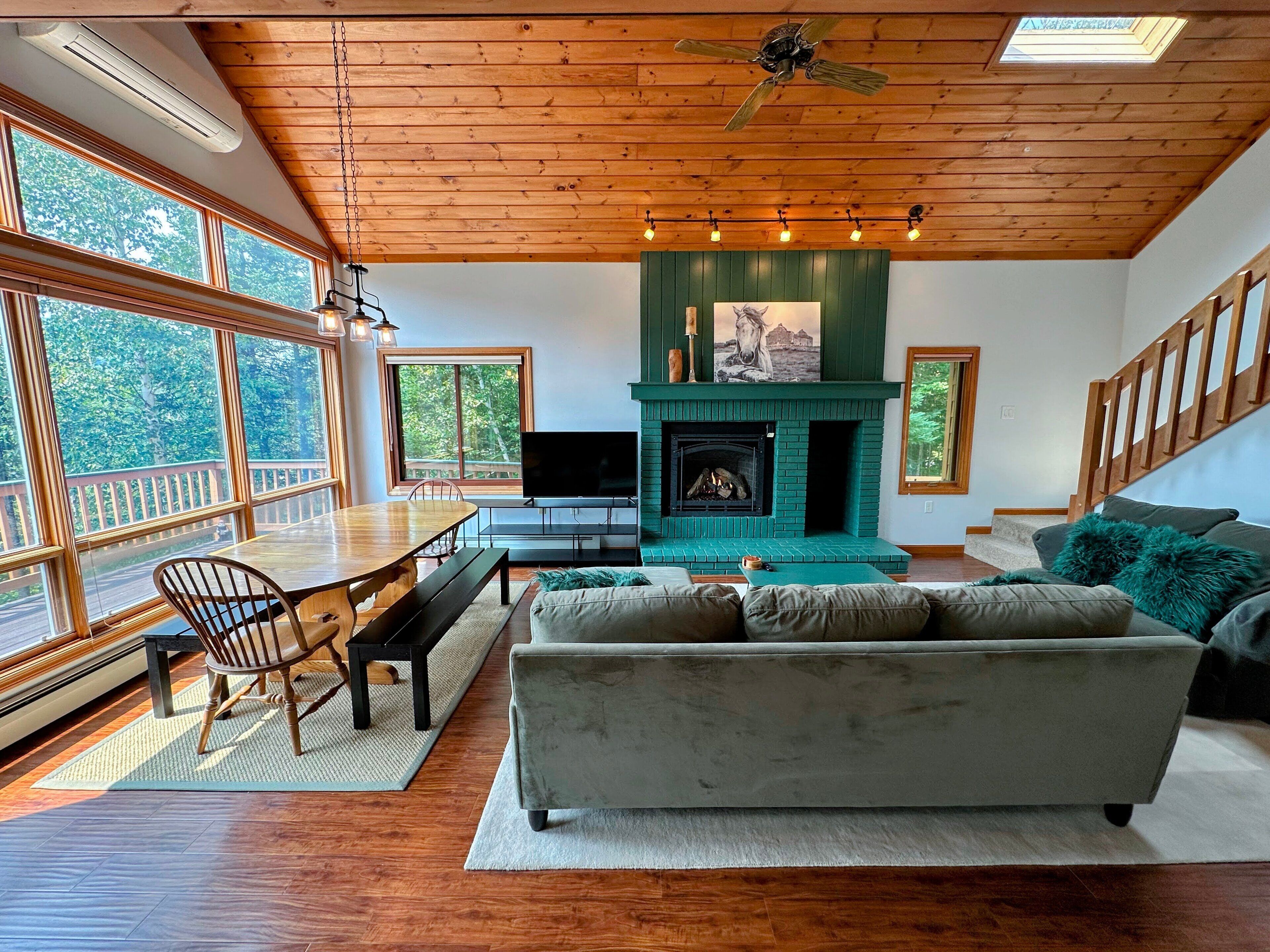 Smart TV, fireplace