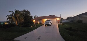 Property grounds - 3-bedroom house in delightful Englewood !! (Englewood)