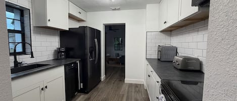 Mikrovågsugn, ugn, spishäll och diskmaskin