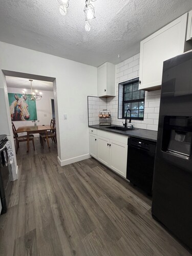 Cozy 2-bedroom house in charming Bartow traveling nurses and vacationers welcome