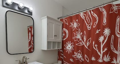 Cozy 2-bedroom house in charming Bartow traveling nurses and vacationers welcome