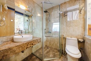 Secadora de cabello, toallas, jabón, shampoo