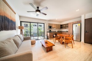 Departamento de lujo, vista a la alberca | Área de sala de estar