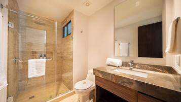 Luxury Apartment, Pool View | Bathroom