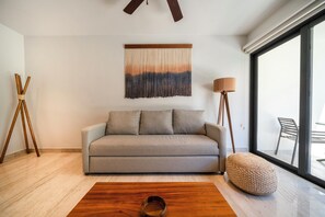 Departamento de lujo, vista a la alberca | Área de sala de estar