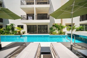 Outdoor pool, pool umbrellas, pool loungers - Depa Moderno con Alberca Tulum 1 Rec (Tulum)