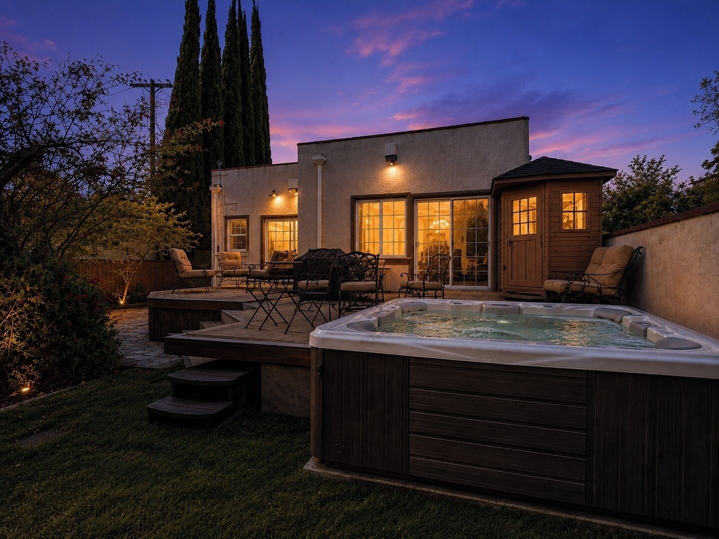 Une propriété résidentielle dotée d’un jacuzzi, d’un espace salon extérieur et d’une terrasse.
