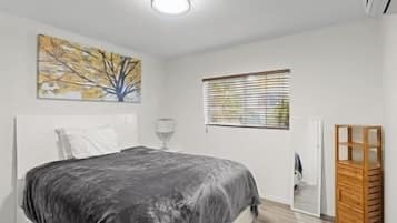 Een strijkplank/strijkijzer, reisbedje, wifi, beddengoed