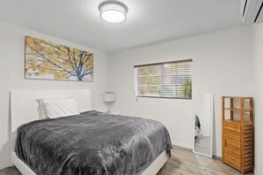 Een strijkplank/strijkijzer, reisbedje, wifi, beddengoed