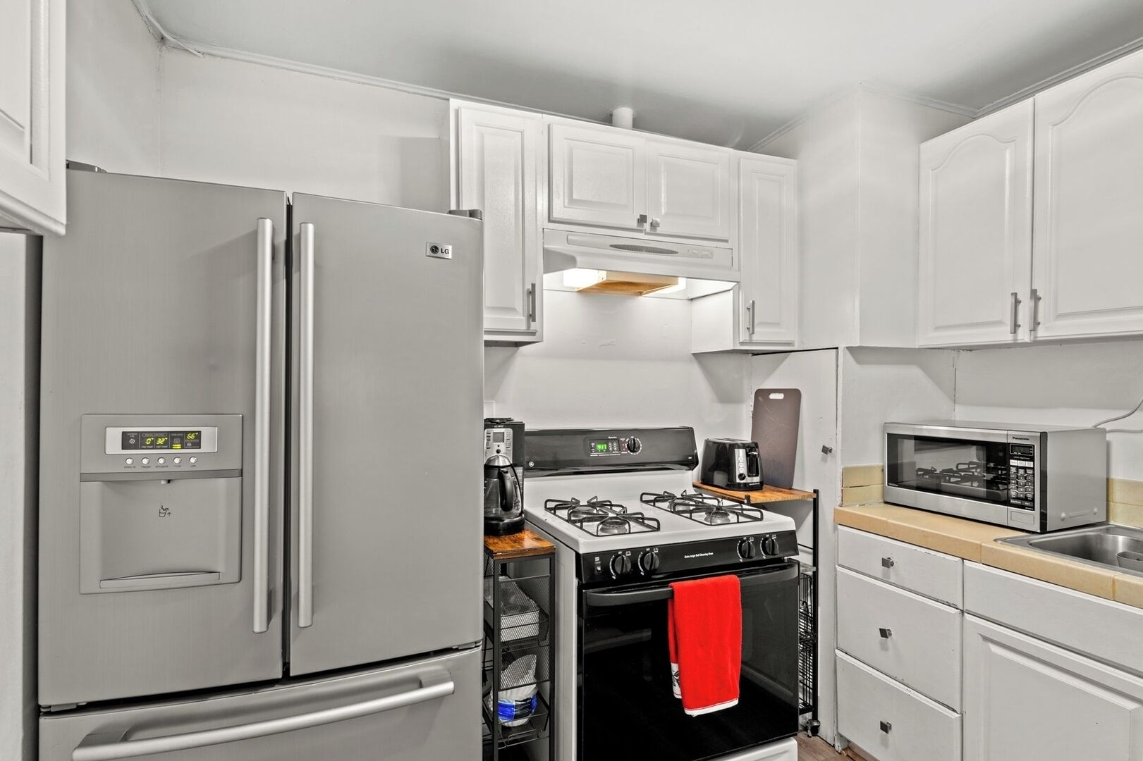 Een koelkast, een microgolfoven, een oven, een kookplaat