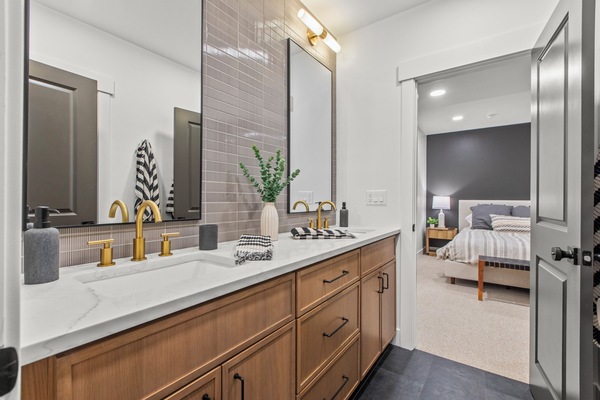 6 habitaciones, escritorio y tabla de planchar con plancha