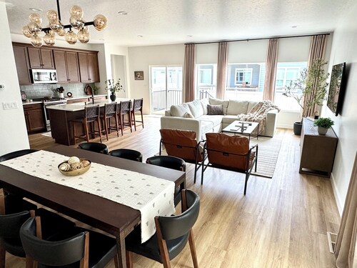 Snowbasin GETAWAY.  6 bedroom family home. Sleeps in 18