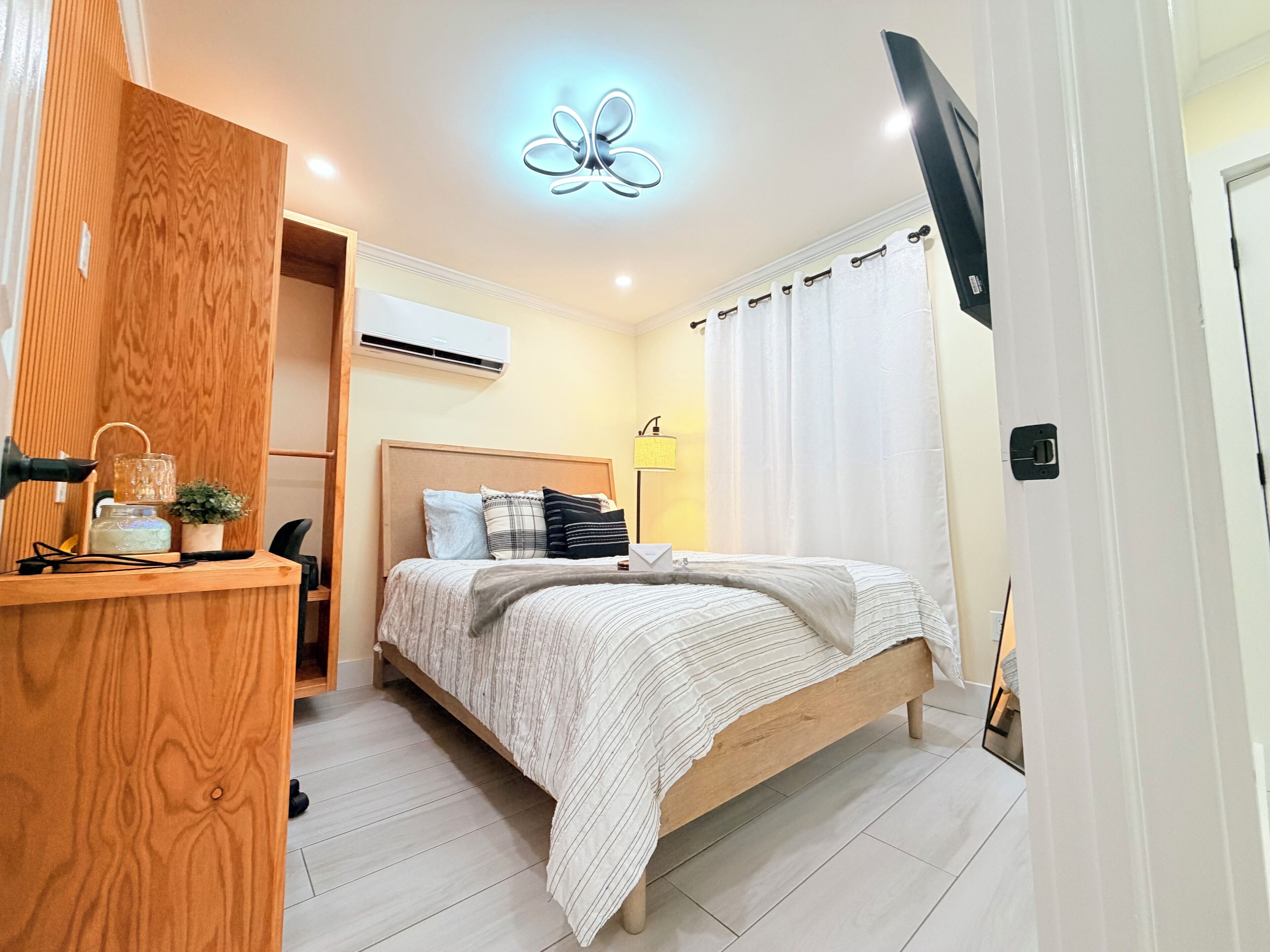 1 chambre, fer et planche à repasser, accès au Wi-Fi (inclus)