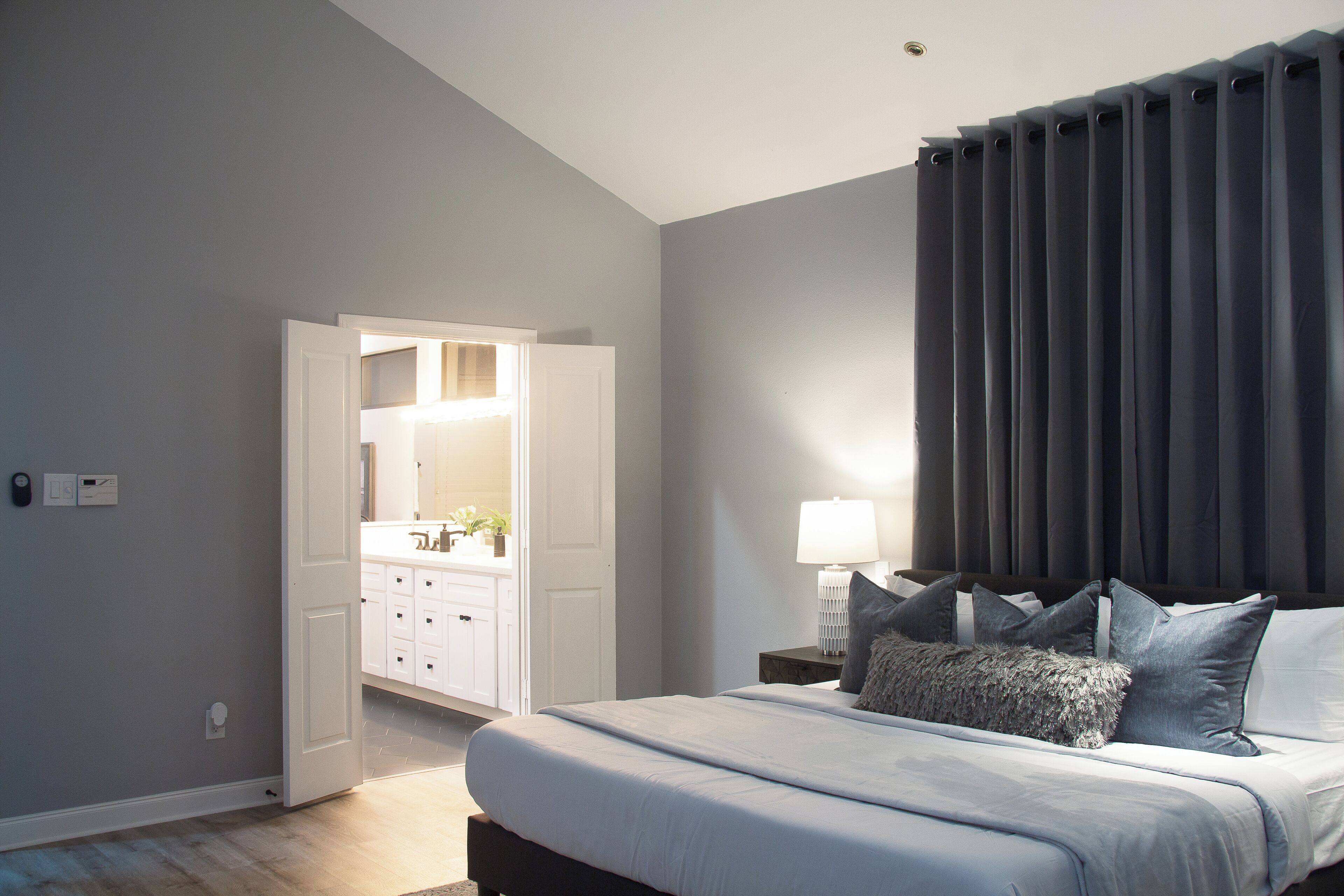 Escritorio, tabla de planchar con plancha, cuna de viaje y wifi gratis 