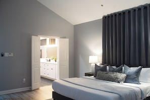 Escritorio, tabla de planchar con plancha, cuna de viaje y wifi gratis 