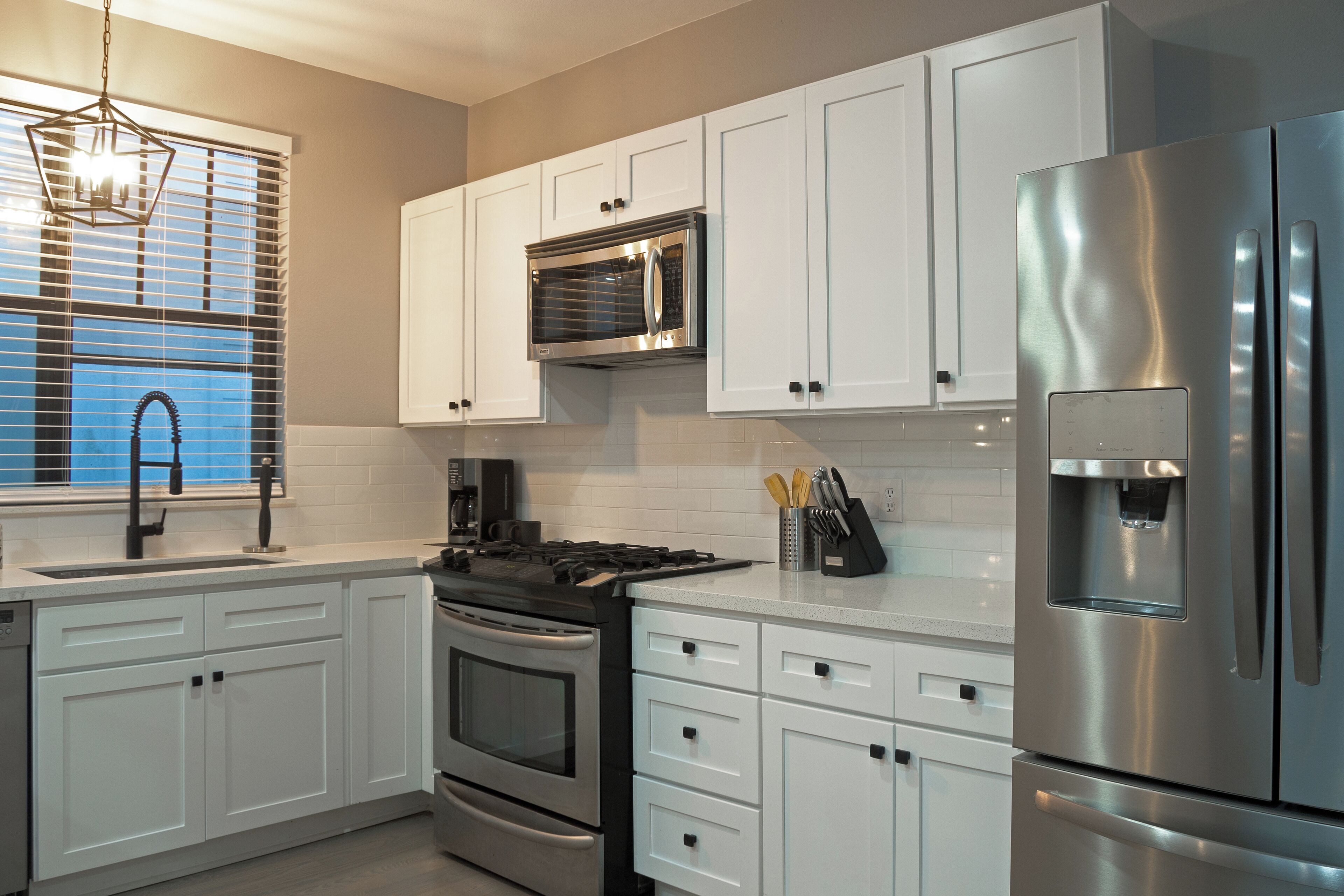 Een koelkast, een microgolfoven, een oven, een kookplaat