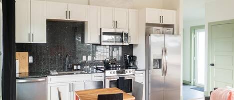 Een microgolfoven, een oven, een kookplaat, een vaatwasser