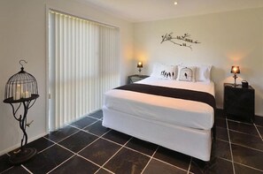 2 bedrooms, iron/ironing board, free WiFi, bed sheets - Private Luxury Island Retreat with Panoramic Bay Views (Macleay Island)