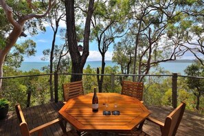 Outdoor dining - Private Luxury Island Retreat with Panoramic Bay Views (Macleay Island)