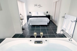 2 makuuhuonetta, silitysrauta/-lauta, ilmainen Wi-Fi, vuodevaatteet