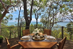 Outdoor dining - Romantic Island Retreat with Panoramic Bay Views (Macleay Island)