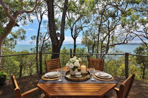 Romantic Island Retreat with Panoramic Bay Views