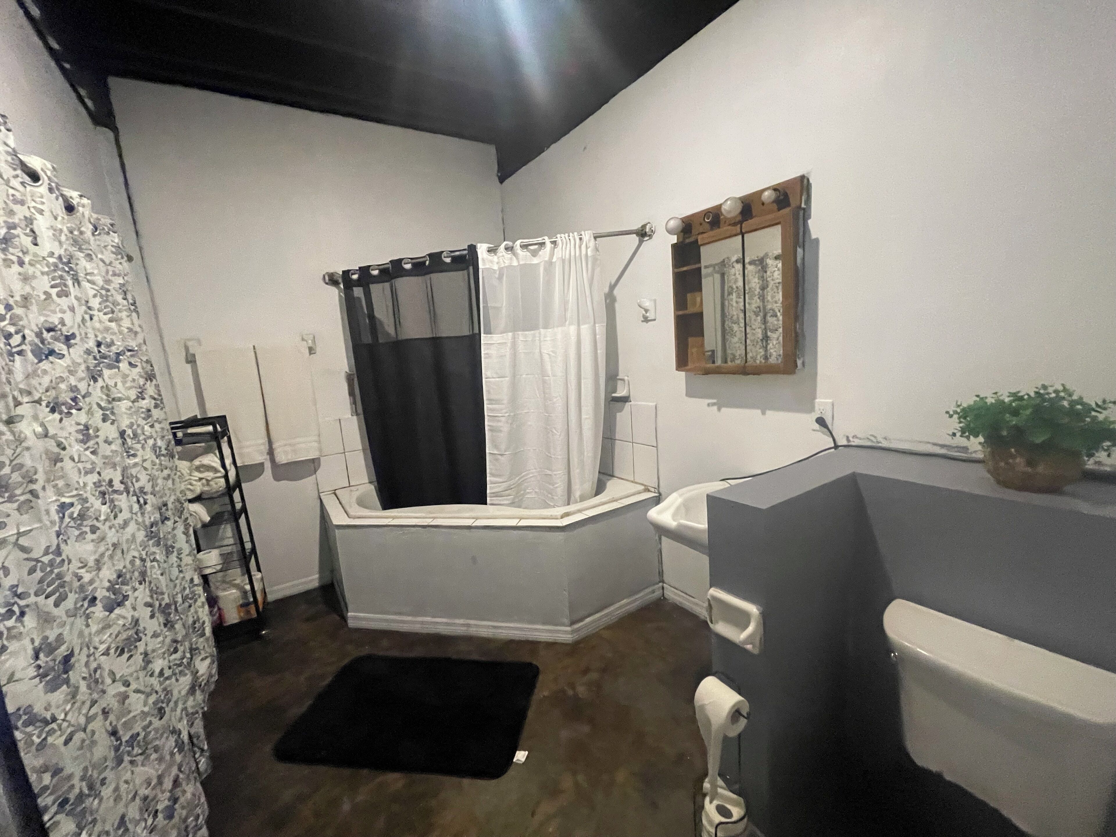 Sèche-cheveux, serviettes fournies, savon, papier toilette