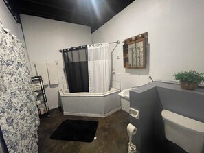 Haartrockner, Handtücher, Seife, Toilettenpapier