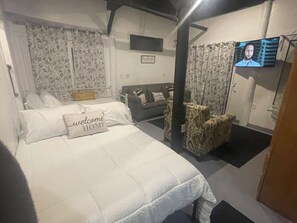 Tabla de planchar con plancha y ropa de cama