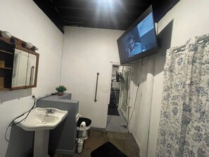 Een haardroger, handdoeken, zeep, toiletpapier