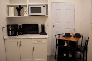 Dining - Studio - Cozy Downtown Hideaway (Greater Sudbury)